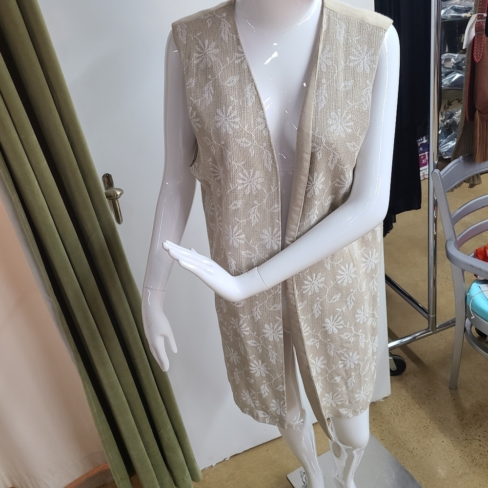 Engè Vest - Picture 4 of 11